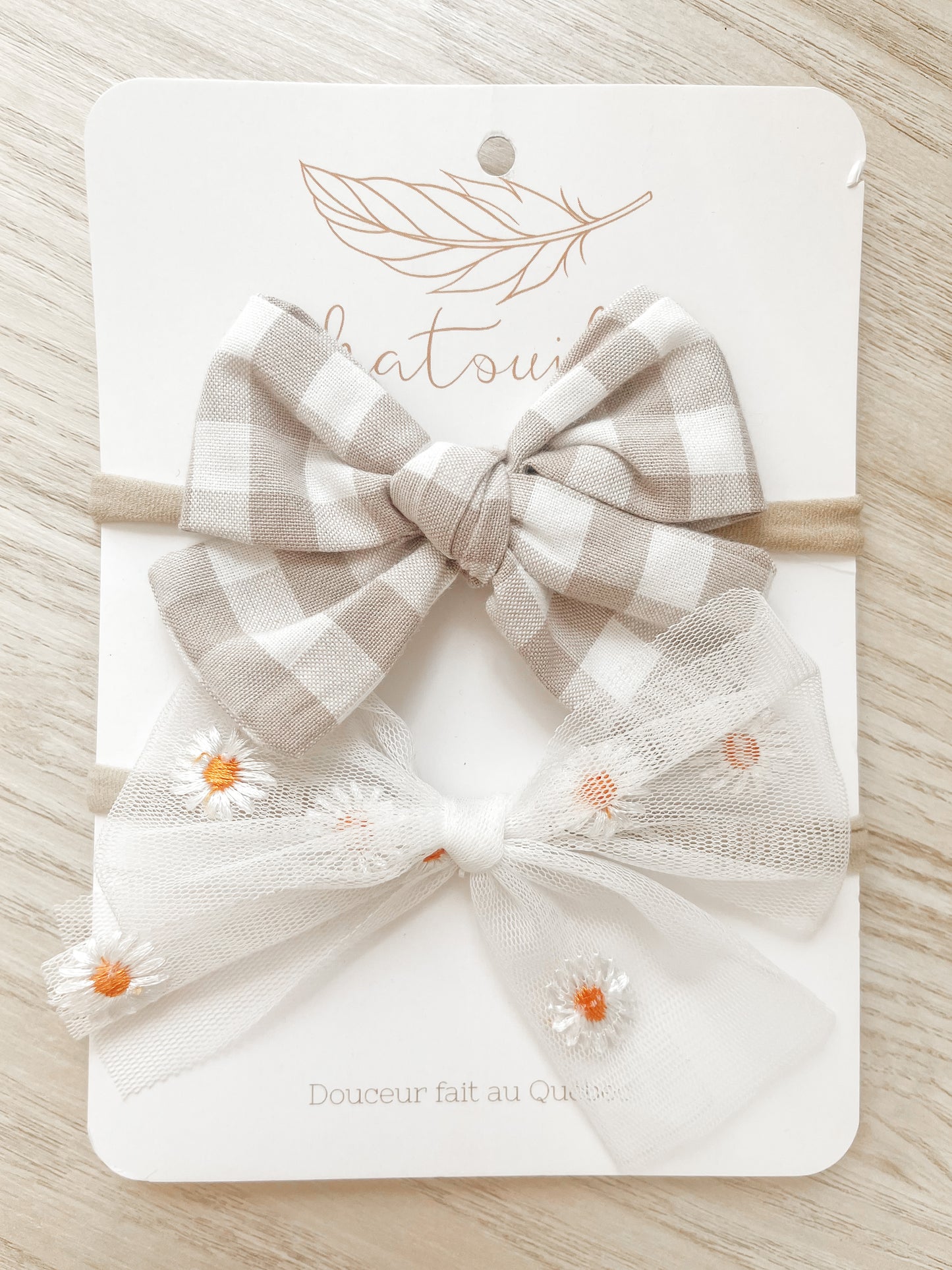 Duo de boucles sur bandeau nude - Boucle carreauté taupe + tulle marguerite blanche