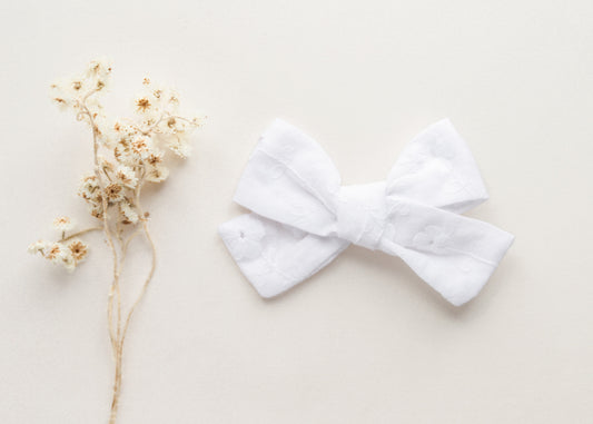 Boucle régulière - Broderie florale blanche