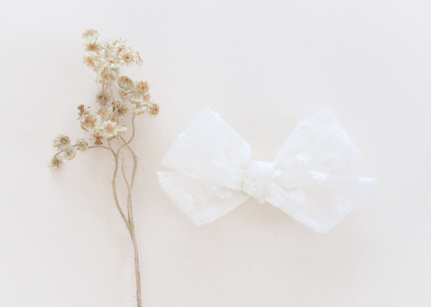 Boucle régulière - Tulle fleurs blanches - accessoire cheveux SS22 - sur pince ou bandeau - chatouille.boutique